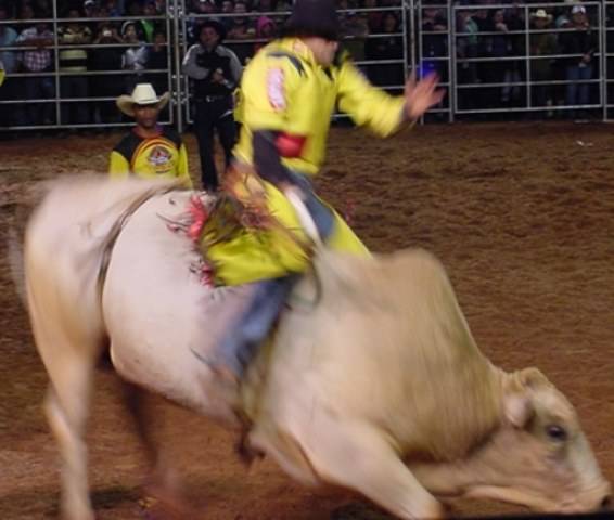 PEÃO FRATURA BRAÇO EM RODEIO DA EXPOVIL