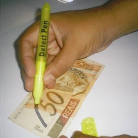 Notas falsas distribuídas em Vilhena enganam até acessório anti-fraude