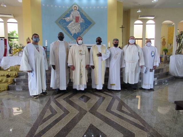 Com presença de padres e fiéis católicos, celebração em Cerejeiras comemora 25 anos de sacerdócio de pároco do município