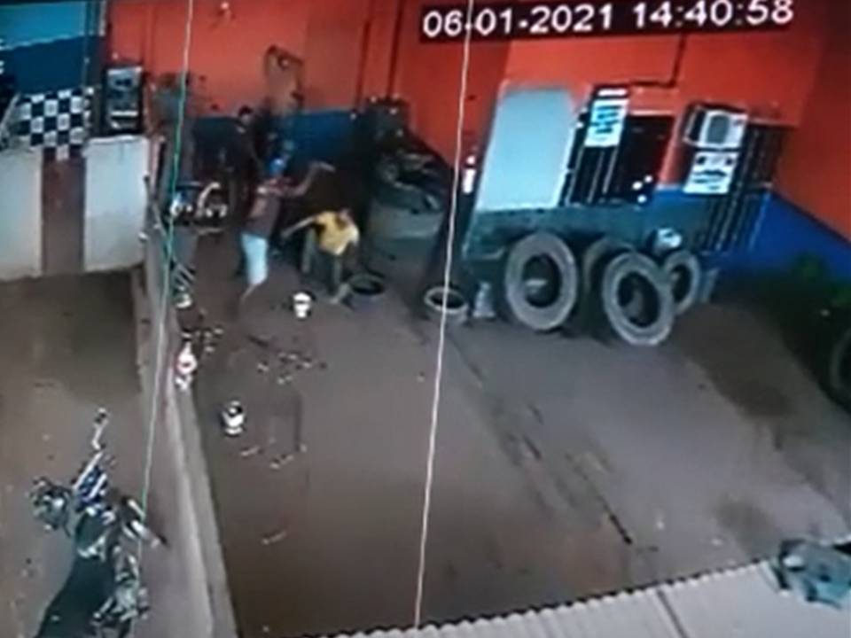 VIDEO: homem é atacado a facadas pelo ex-marido da sua companheira em Vilhena