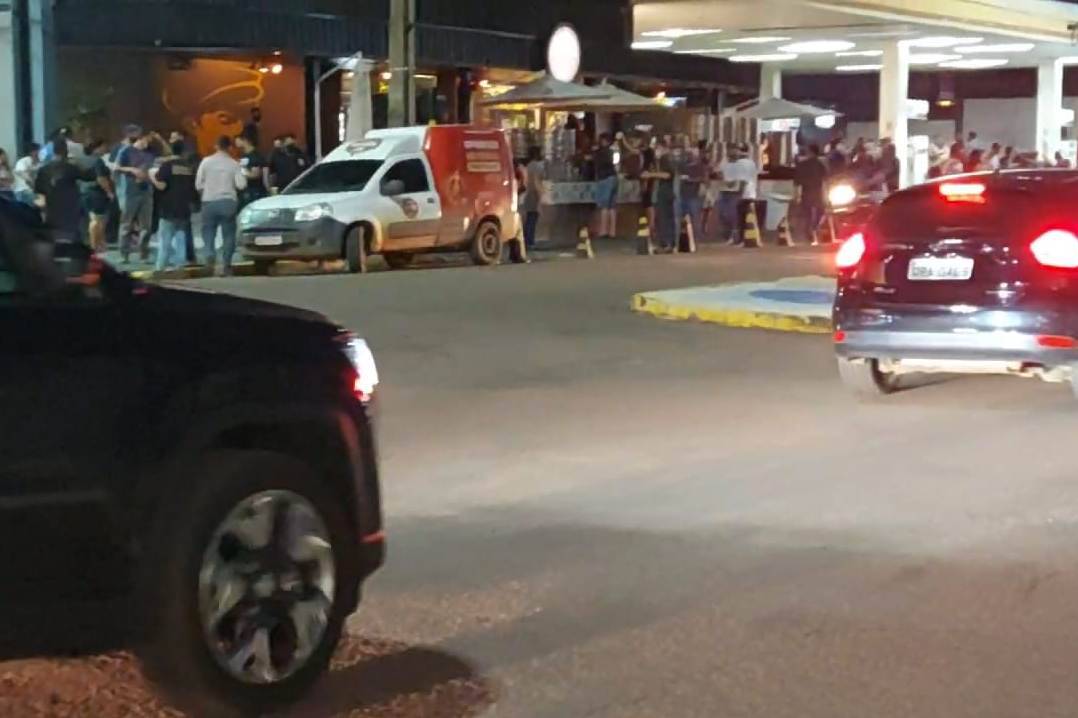No dia em que Vilhena anunciou lotação dos leitos clínicos e de UTI, promoção de chopp causa aglomeração no centro de Vilhena