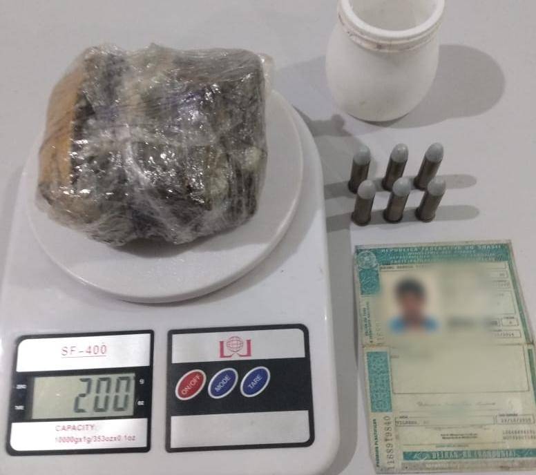 Preso com maconha e munições, suspeito se nega a revelar a origem da droga e disse que encontrou as balas na rua