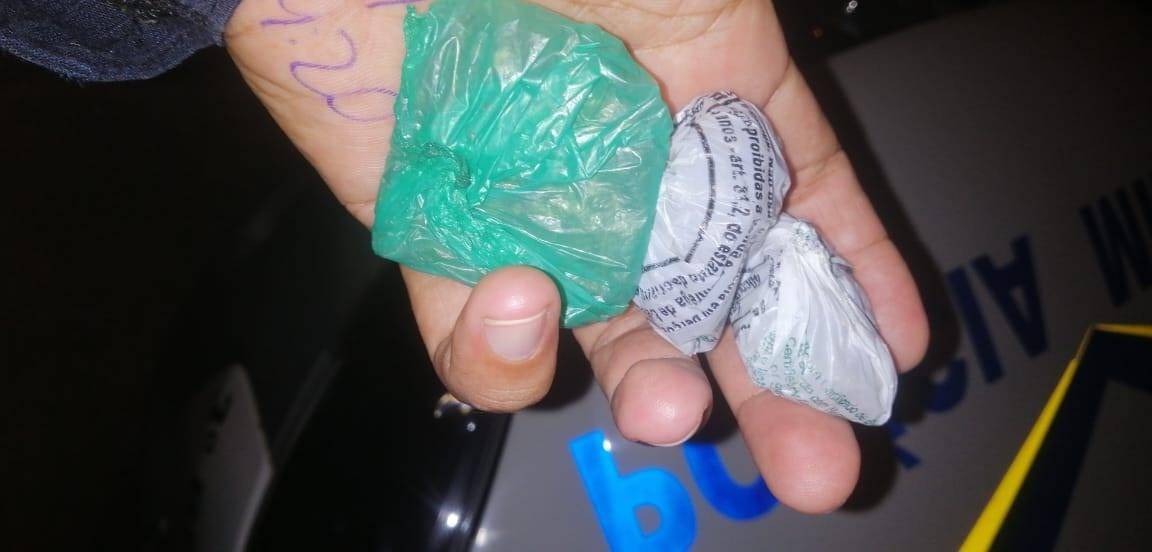 Flagrado com maconha por policiais militares, rapaz de 18 anos é preso e depois liberado