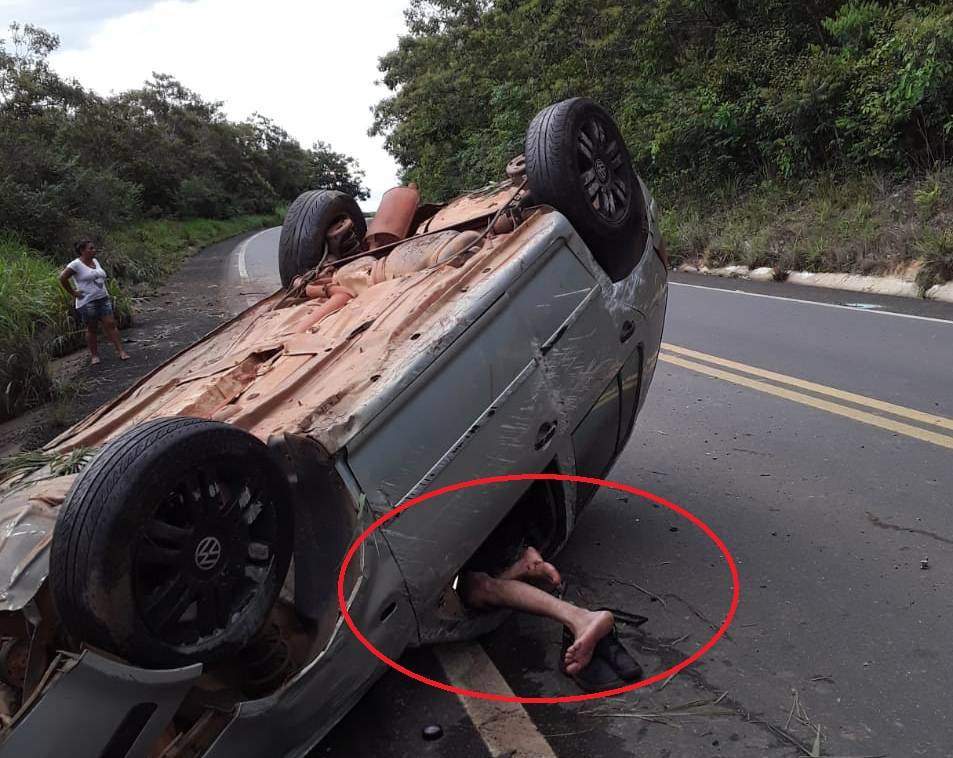 Após capotar na BR 364, motorista de Vilhena foge e deixa carro tombado; testemunha disse que homem chorava muito