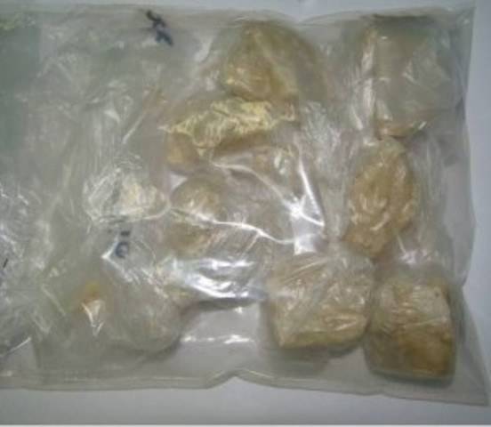 Junto com três homens, acompanhante de idosos é presa com drogas