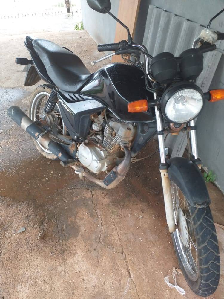 Motogirl para em praça no centro da cidade e tem moto furtada; homem exige dinheiro para devolver veículo