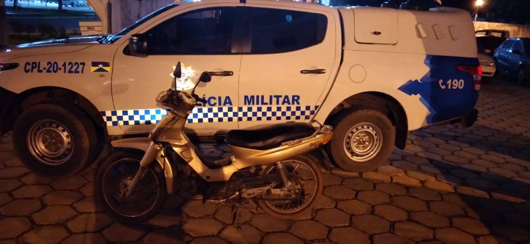 Homem deixa motoneta estacionada em frente mercado, veículo é furtado e PM recupera