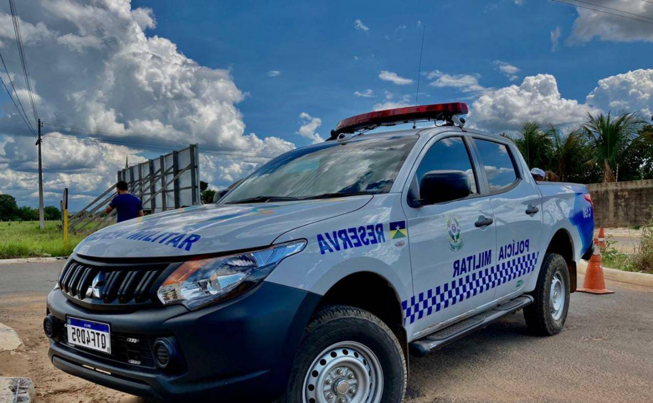 Homem ataca a própria irmã que cuidava da mãe idosa e polícia precisa usar spray de pimenta para dominá-lo