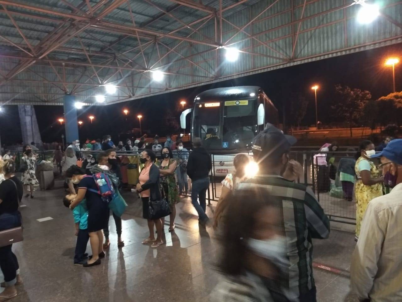 Leitor denuncia: sem fiscalização, passageiros se aglomeram todos os dias na rodoviária de Vilhena