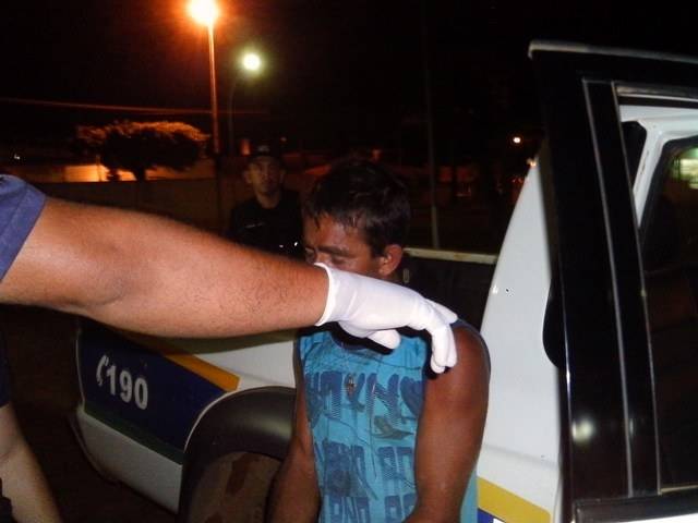 Motorista derruba muro e desacata policiais que o atenderam