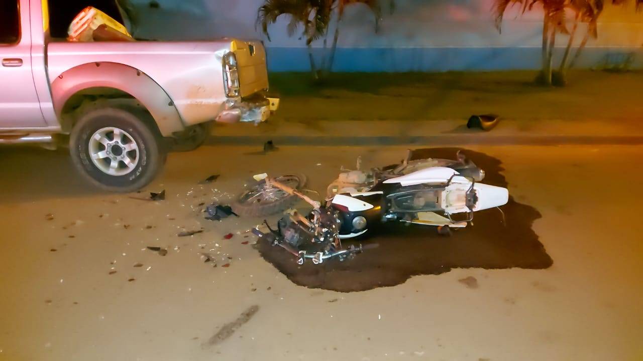 Inabilitado, rapaz de 19 anos que atingiu picape parada com moto irregular está na UTI