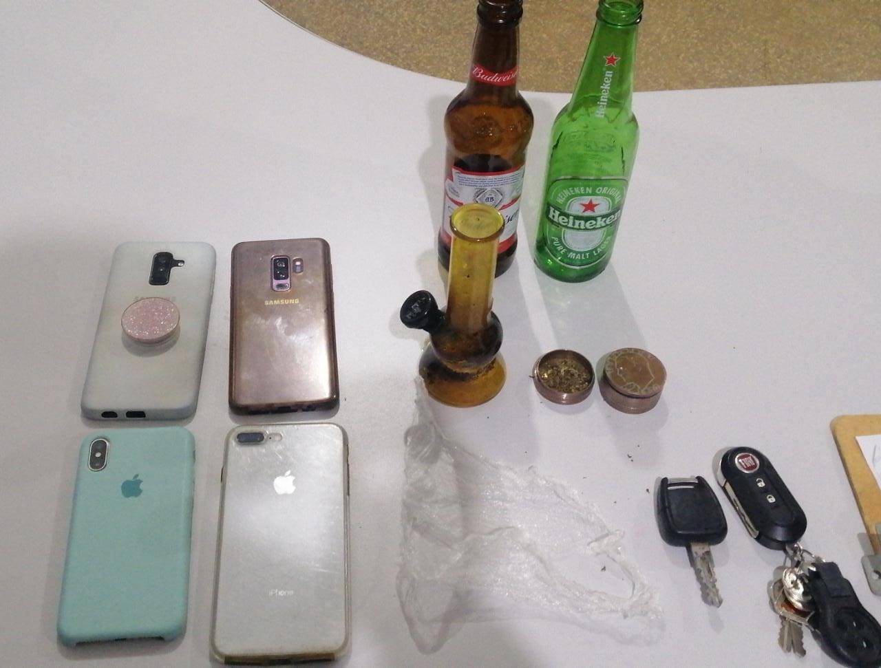 Garota urinando na rua e rapazes com bebidas e drogas em carro: jovens ignoram toque de recolher e polícia age
