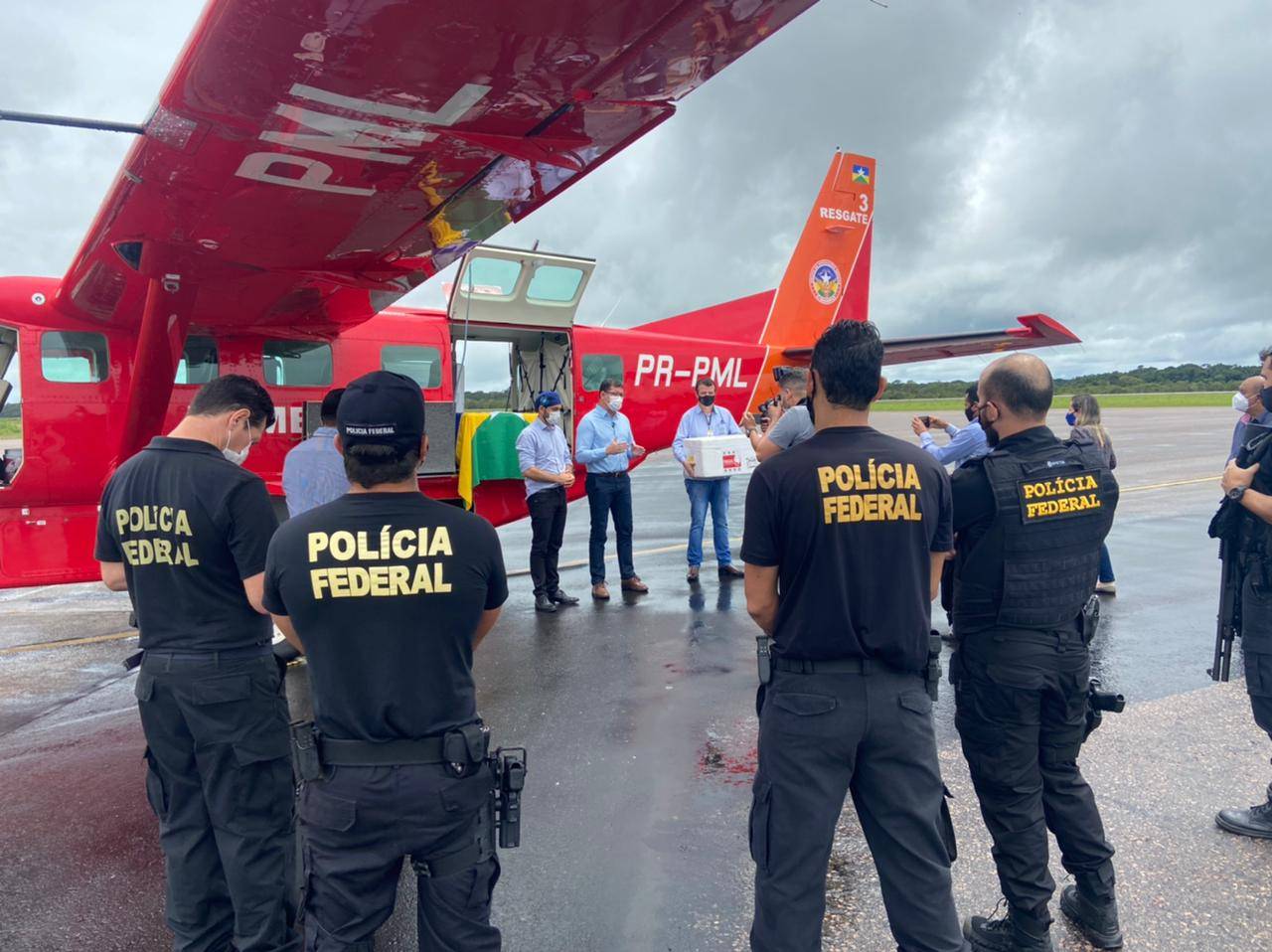 Agentes da Polícia Federal garantem segurança no transporte de vacinas contra Covid-19 no Cone Sul