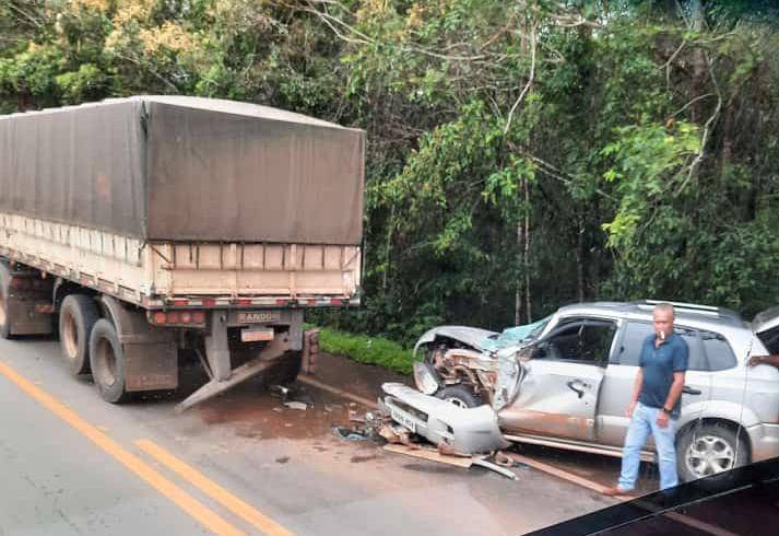 ASSISTA VÍDEO: carretas se tocam durante ultrapassagem na BR 364 e carro com 4 vilhenenses a bordo atinge uma delas