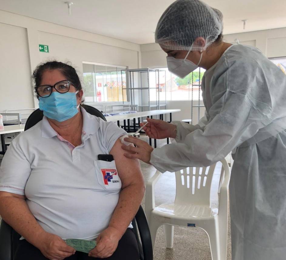 Símbolo da saúde pública no município, enfermeira pioneira é a primeira pessoa a tomar a vacina contra a Covid-19 em Cerejeiras