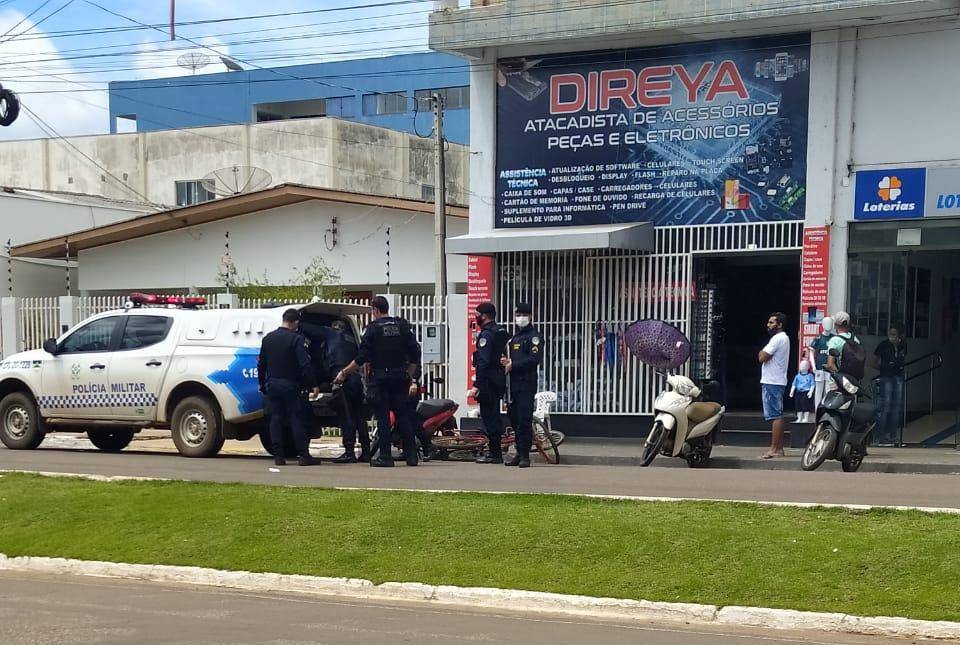 VEJA VÍDEO: pai e filha venezuelanos são agredidos e donos de loja acabam presos após pancadaria por causa de celular