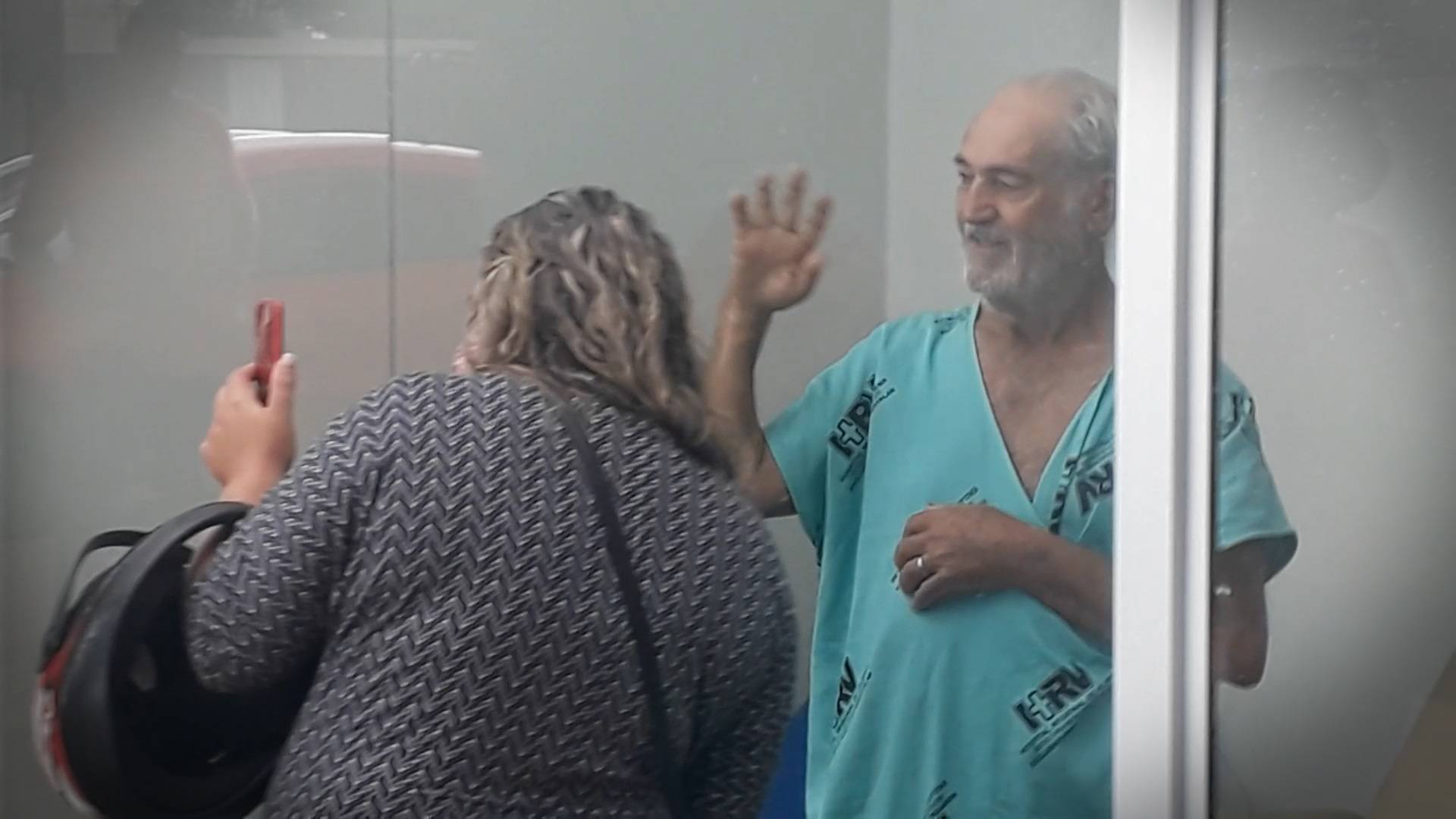 ASSISTA E SE EMOCIONE: vídeo mostra vendedor de churros de 74 anos recuperado da Covid-19 falando com a filha na Europa
