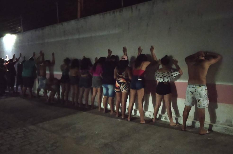 Em pleno toque de recolher, jovens e menores de idade se aglomeram para beber e polícia leva todos para a delegacia