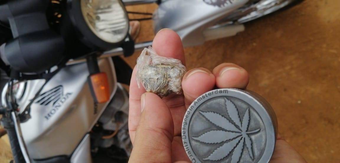 Flagrado com drogas pela Polícia Militar, rapaz também tem moto irregular apreendida