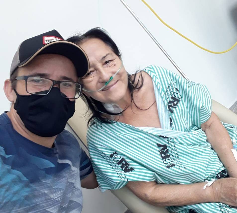 ASSISTA VÍDEO: diabética, professora aposentada de 72 anos que ficou em estado grave vence a Covid-19 e volta para casa