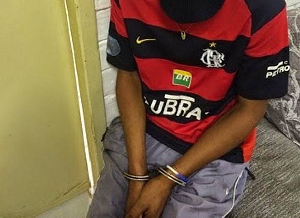 “Vão prender vagabundo, seus filhos da puta, eu sou flamenguista”, diz a policiais homem preso por perturbar vizinhos