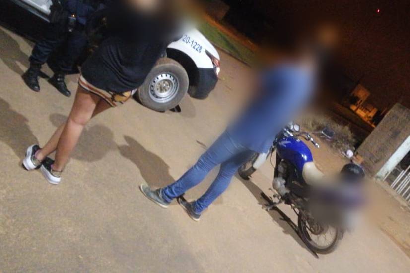 Rapaz e namorada voltam para casa a pé após serem flagrados dando “voltinha” de moto durante toque de recolher