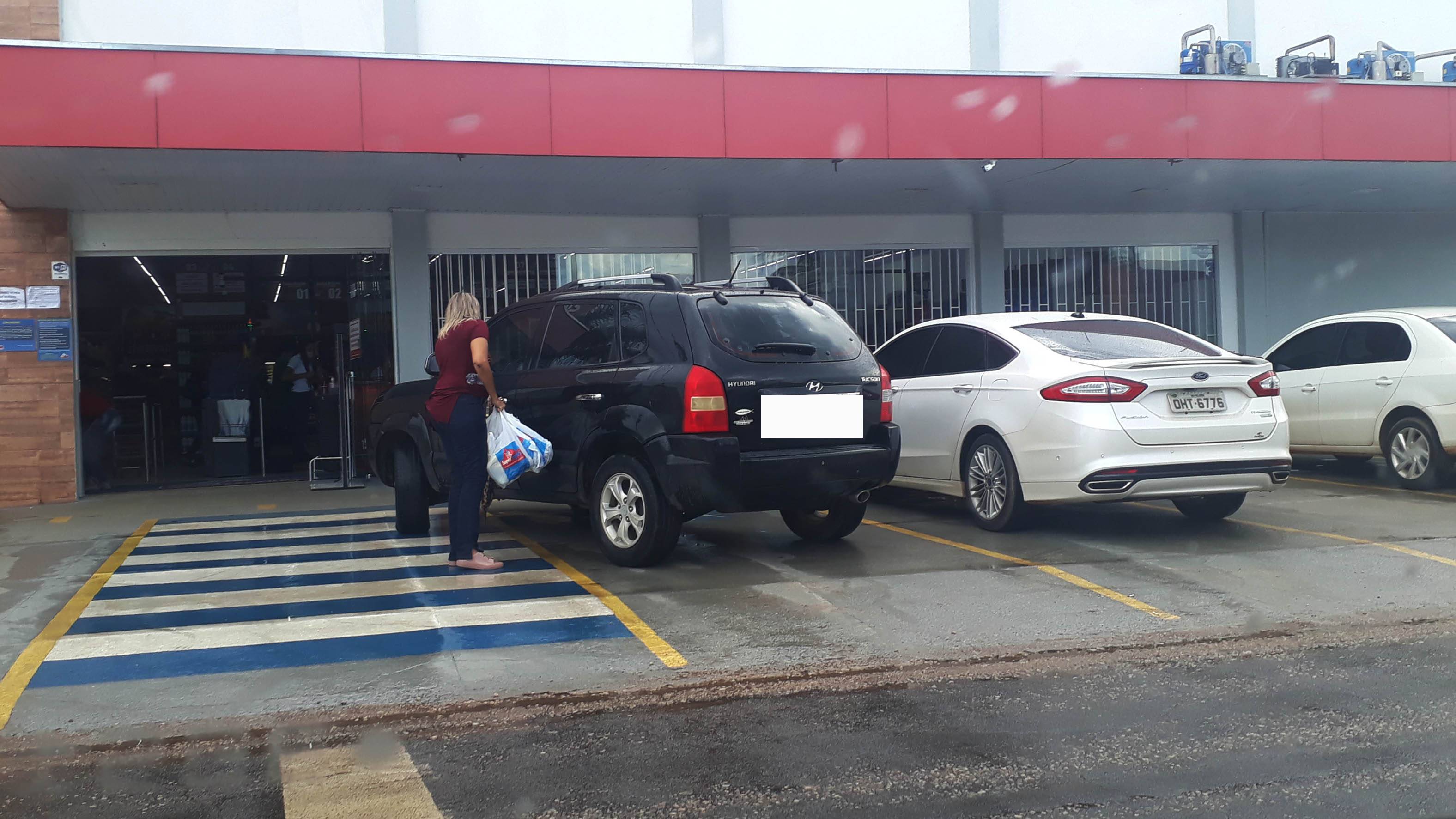 ASSISTA: jornalista filma motorista ocupando vaga e faixa de deficientes em supermercado e denuncia desrespeito
