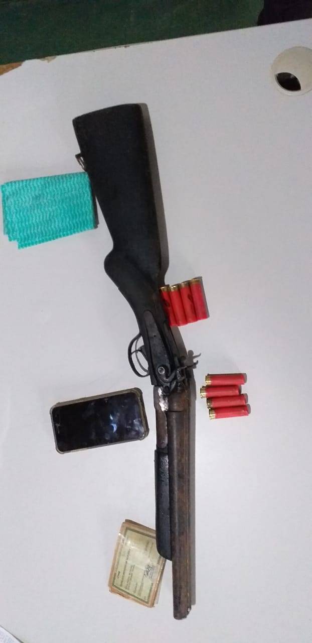 PM de Cerejeiras faz busca por suspeito de estar com moto furtada em Colorado e encontra espingarda escondida em armário