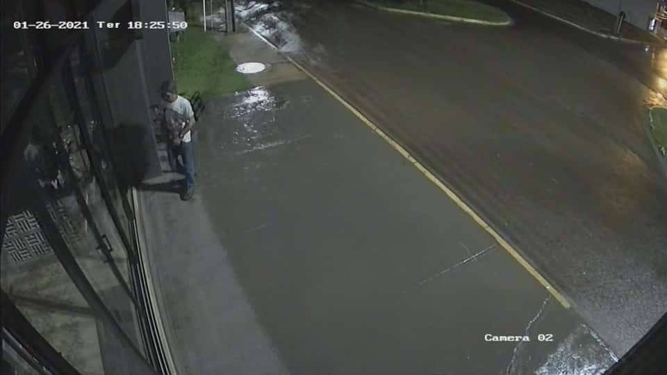 ASSISTA VÍDEO: imagens mostram ladrão arrombando e furtando franquia de cervejas em Vilhena
