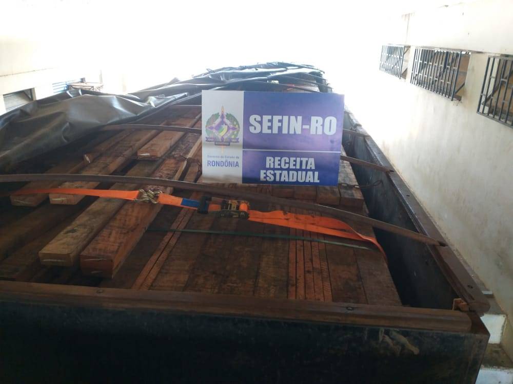 Carregamento de madeira extraída em Rondônia é apreendido em Vilhena após fiscais constatarem falsificação