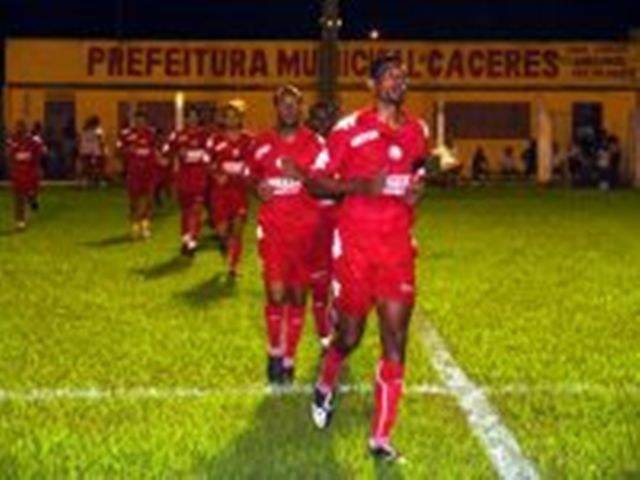 Vilhenenses entram em campo em Jipa para ajudar zagueiro vítima de ELA