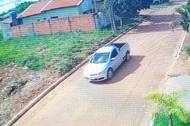 Ladrões encostam picape na frente de residência e furtam objetos; câmeras identificaram placa