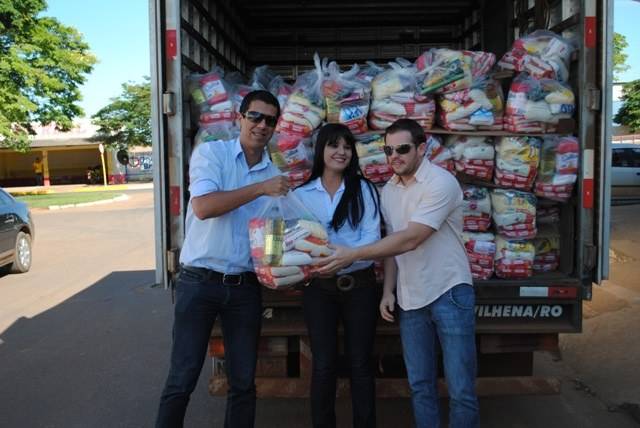 Empresários entregam 400 cestas básicas a campanha de primeira-dama