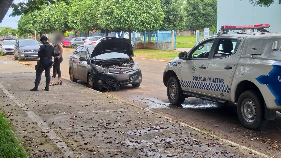Mulher ateia fogo em carro de outra no centro de Vilhena e foge a pé; Polícia Militar evita prejuízo maior