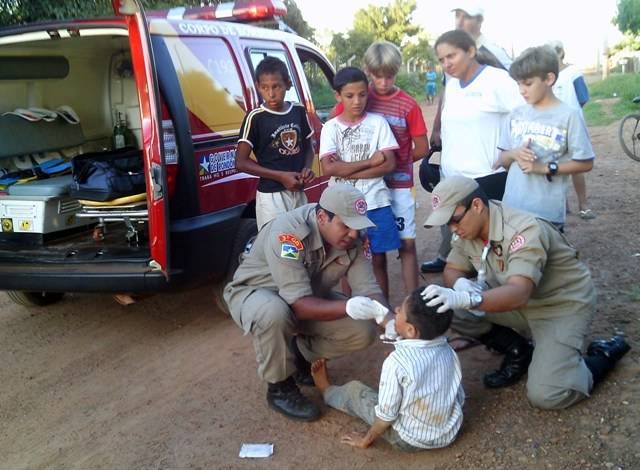 Motoqueiro atropela criança de 7 anos e foge sem prestar socorro