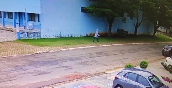 ASSISTA: vídeo mostra pessoa que incendiou veículo de mulher em praça pública no centro de Vilhena