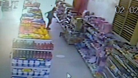 VÍDEO: suspeito de furtar funerária, homem acaba preso ao ser flagrado levando objetos de supermercado