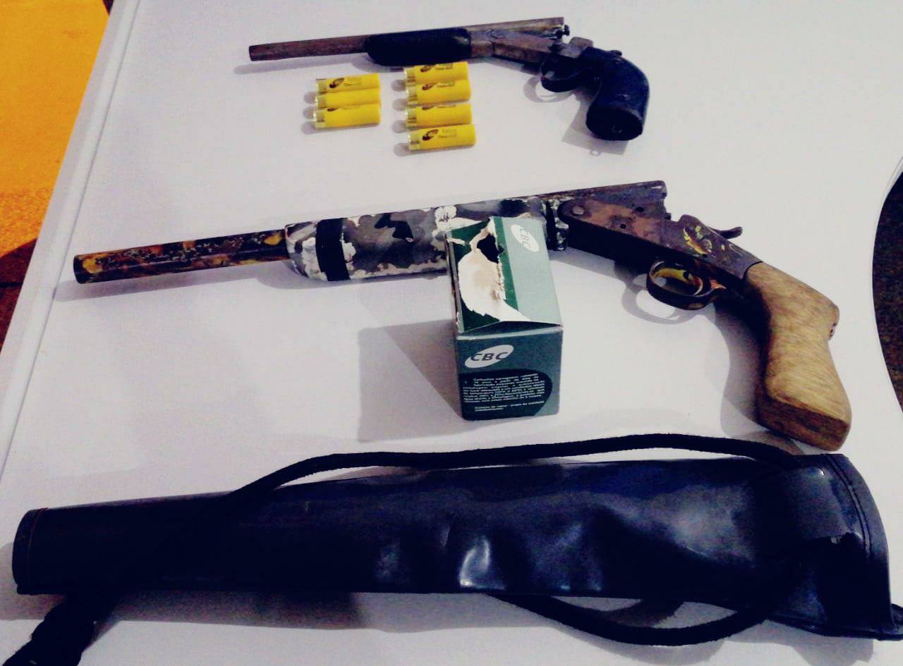 Com família ameaçada por traficante por causa de dívida do irmão usuário, homem tem armas apreendidas pela PM