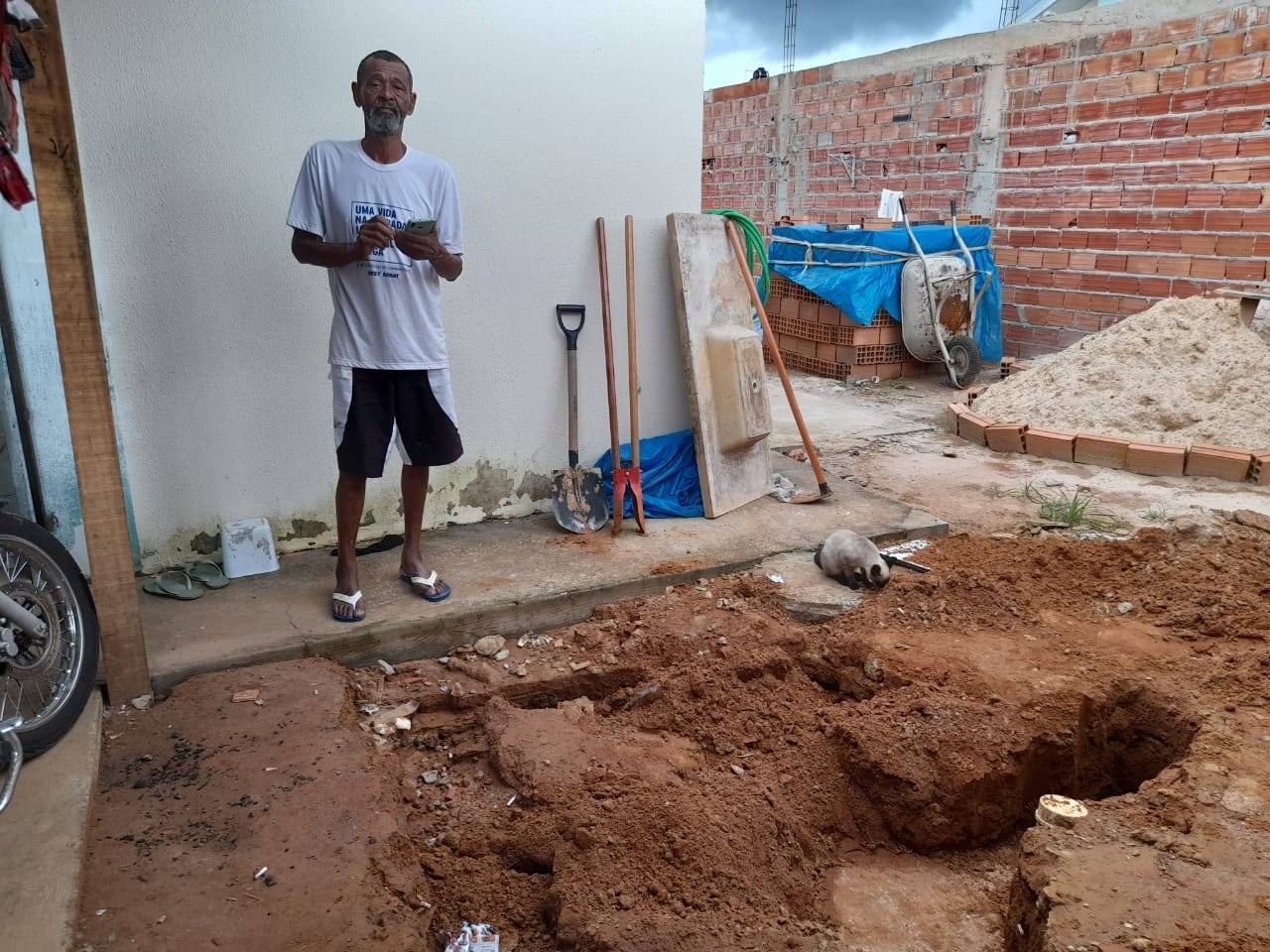 Aposentado denuncia que casa popular corre risco de desabar por causa de chuvas; construtora é cobrada a resolver problema