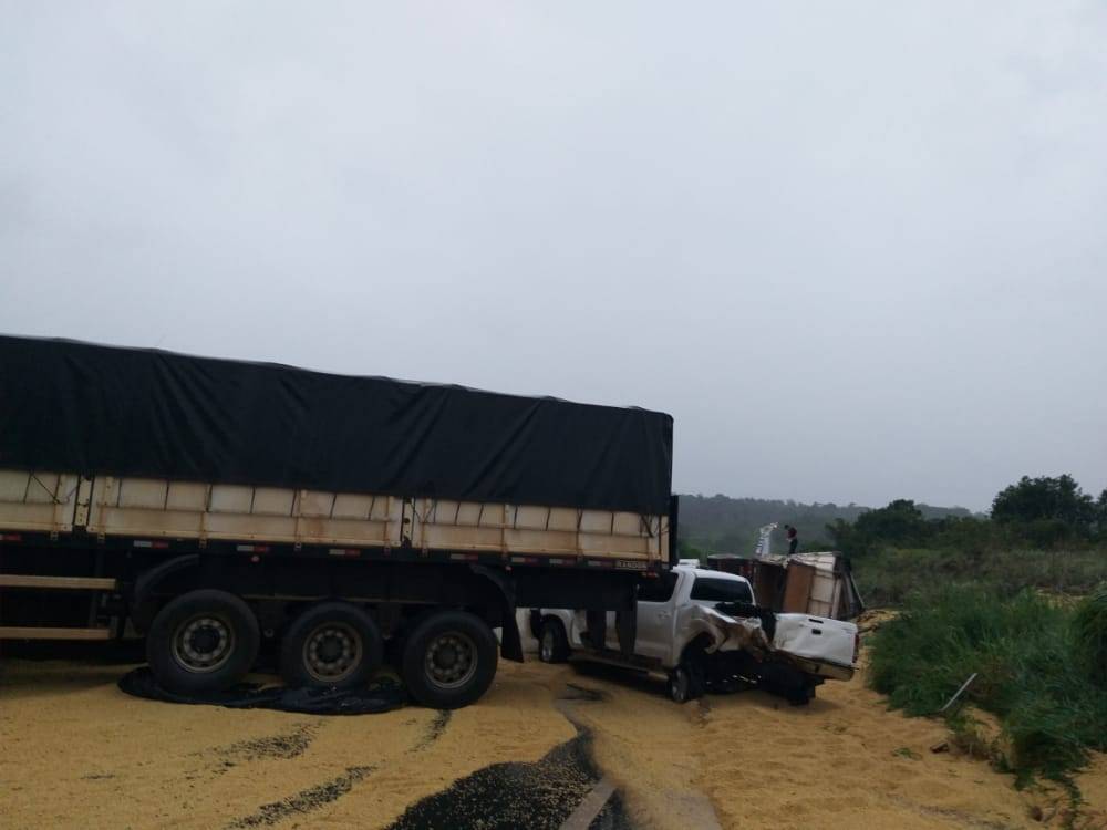 Acidente envolvendo três carretas e dois carros deixa BR 364 interditada em trecho entre Vilhena e Pimenta Bueno