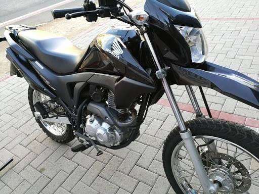 Mulher tem arma apontada para a cabeça durante assalto e é obrigada a entregar motocicleta a ladrões