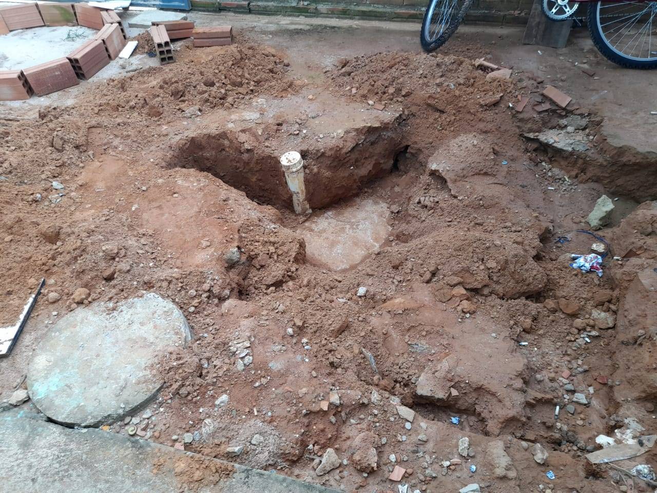 ASSISTA VÍDEO: idoso com casa ameaçada por erosão reafirma denúncia; construtora vai enviar engenheiro ao imóvel
