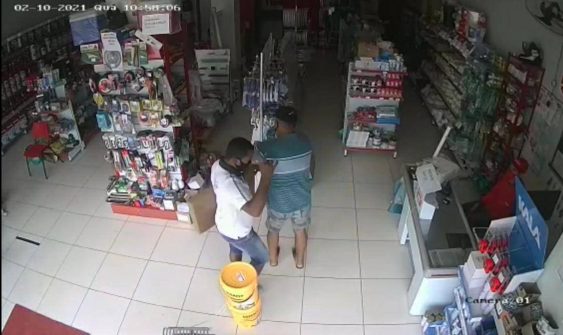 ASSISTA VÍDEO: enquanto um ladrão distrai atendentes, outro furta R$ 6 mil em fiações de loja, em Vilhena