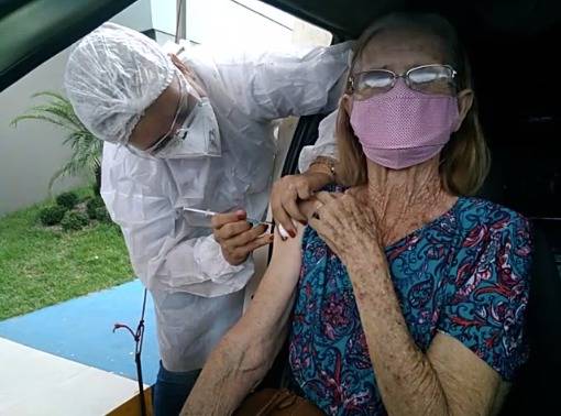 VÍDEO - Agricultora de 91 anos desafia mitos sobre vacina: “pessoas que buscam a cura jamais fariam alguma coisa para o mal”