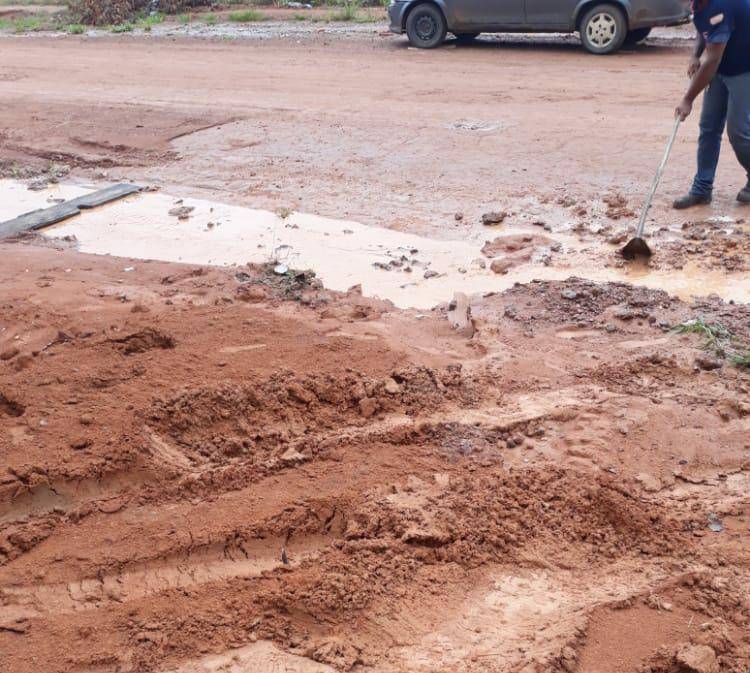 ASSISTA: moradora do Cristo Rei grava vídeo e mostra transtornos causados por obra pública; SAAE manda máquina ao local