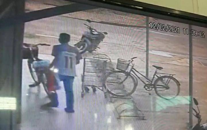 VEJA VÍDEO: Câmeras de monitoramento mostram ladrão furtando bicicleta de funcionária em supermercado