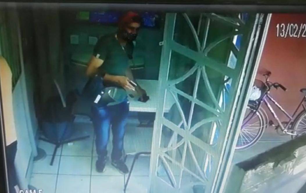 ASSISTA: ladrão furta carteira de cliente com R$ 520,00 em casa lotérica e é filmado por câmeras