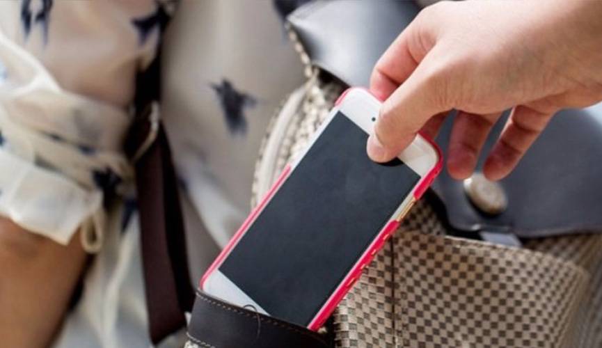 Garota tenta vender a comerciante celular que havia sido furtado dela mesma e polícia é acionada