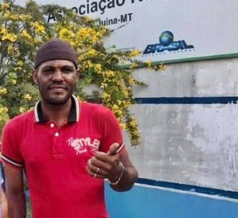 VÍDEO: imagens mostram adolescentes agredindo homem com extrema violência em cidade de MT; vítima morreu