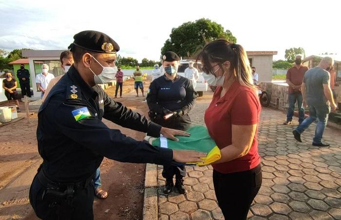 Sargento-cantor da PM que morreu em Vilhena, lutando contra a Covid-19, recebe homenagem emocionante em Cerejeiras